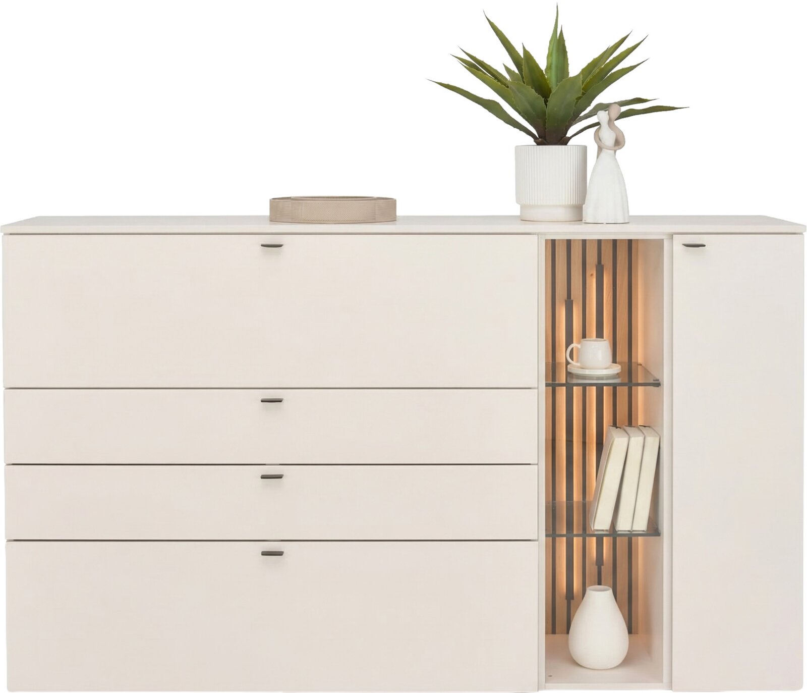 Witte moderne dressoir/commode met vier laden links en open verlichte vitrinekast rechts met verticale houten latten en glazen planken, gefotografeerd in frontaal aanzicht bovenop een plant in witte pot en decoratie.