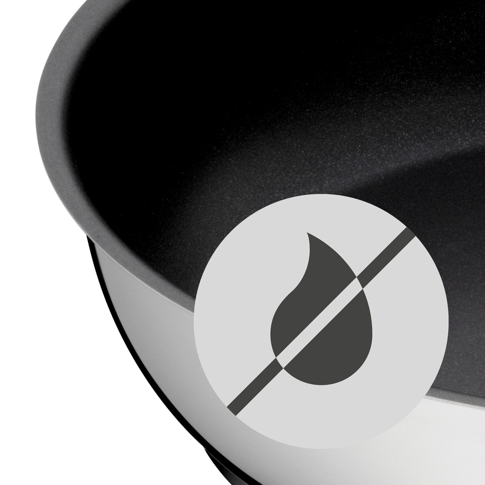 Nahaufnahme einer Stielpfanne mit Antihaftbeschichtung, seitliche Perspektive