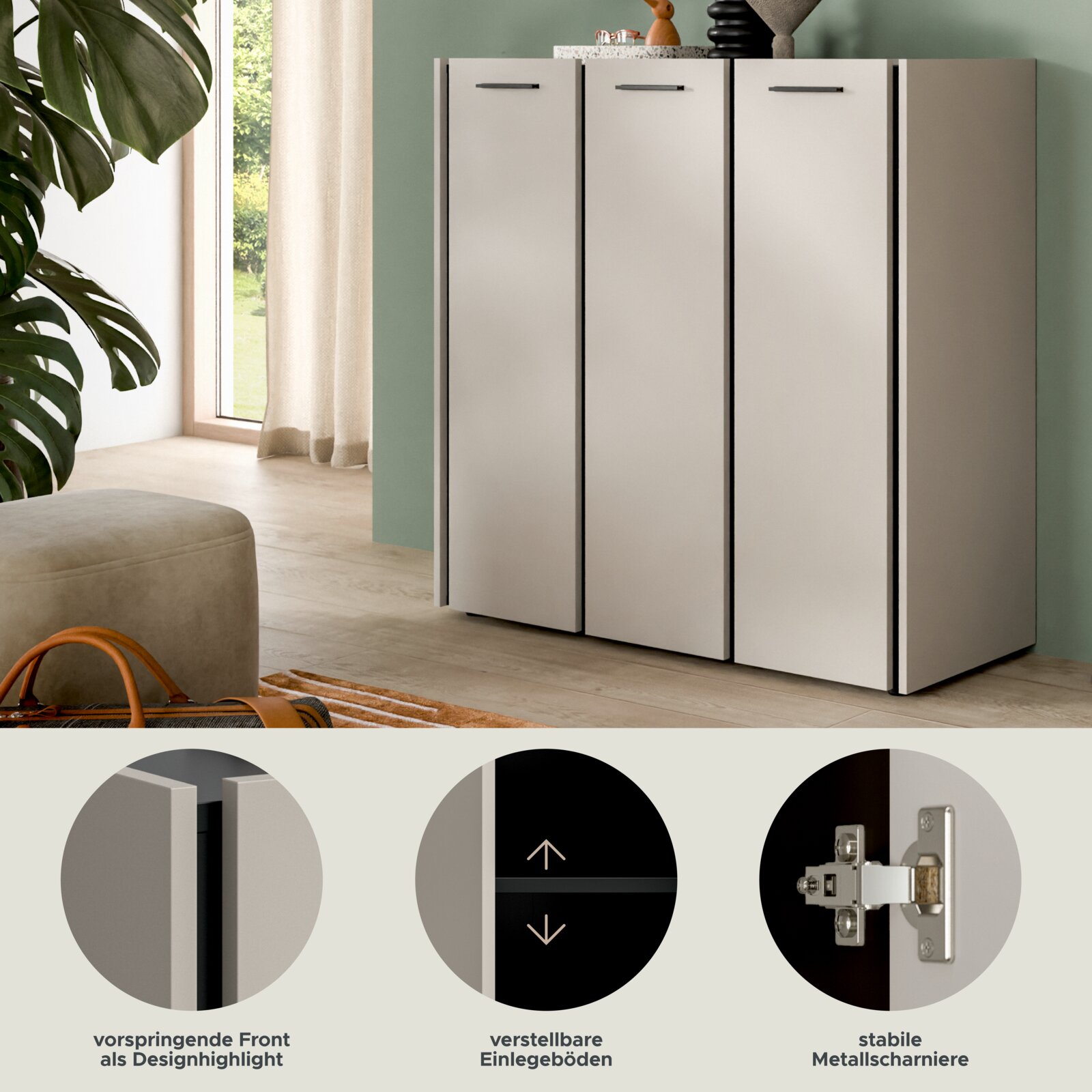Moderner, weißer Schrank mit drei Türen und schwarzen Griffleisten, in Wohnraum platziert; Ansicht schräg von vorn rechts, mit Detailhinweisen zu vorspringender Front, verstellbaren Einlegeböden und stabilen Metallscharnieren.