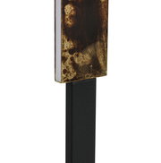 Detailansicht einer LED-Stehleuchte mit rechteckigem, gemustertem Lampenschirm und schwarzem Ständer.