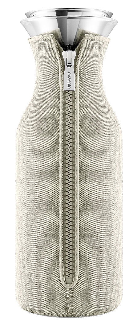 Eva Solo Kühlschrankkaraffe MASTER Kühlschrankkaraffe 1,0 l von Eva Solo mit Stoffüberzug und Reißverschluss, frontal abgebildet.