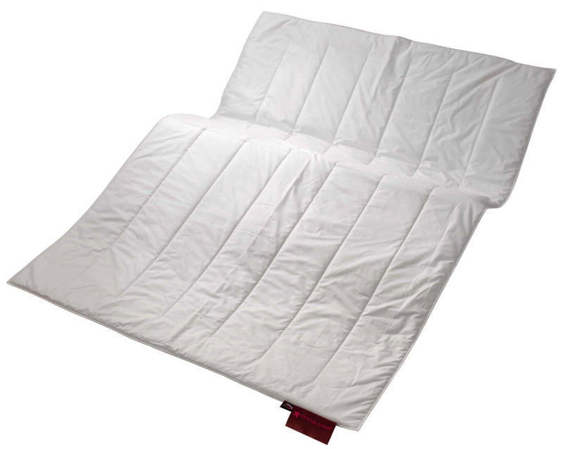 Luftaufnahme eines weißen, ultraleichten Bettes mit gestepptem Design, Größe 135x200 cm.