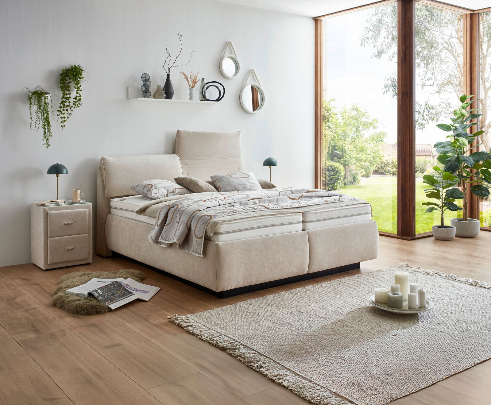 Modernes Polsterbett in einem hellen Schlafzimmer mit großen Fenstern, seitliche Perspektive