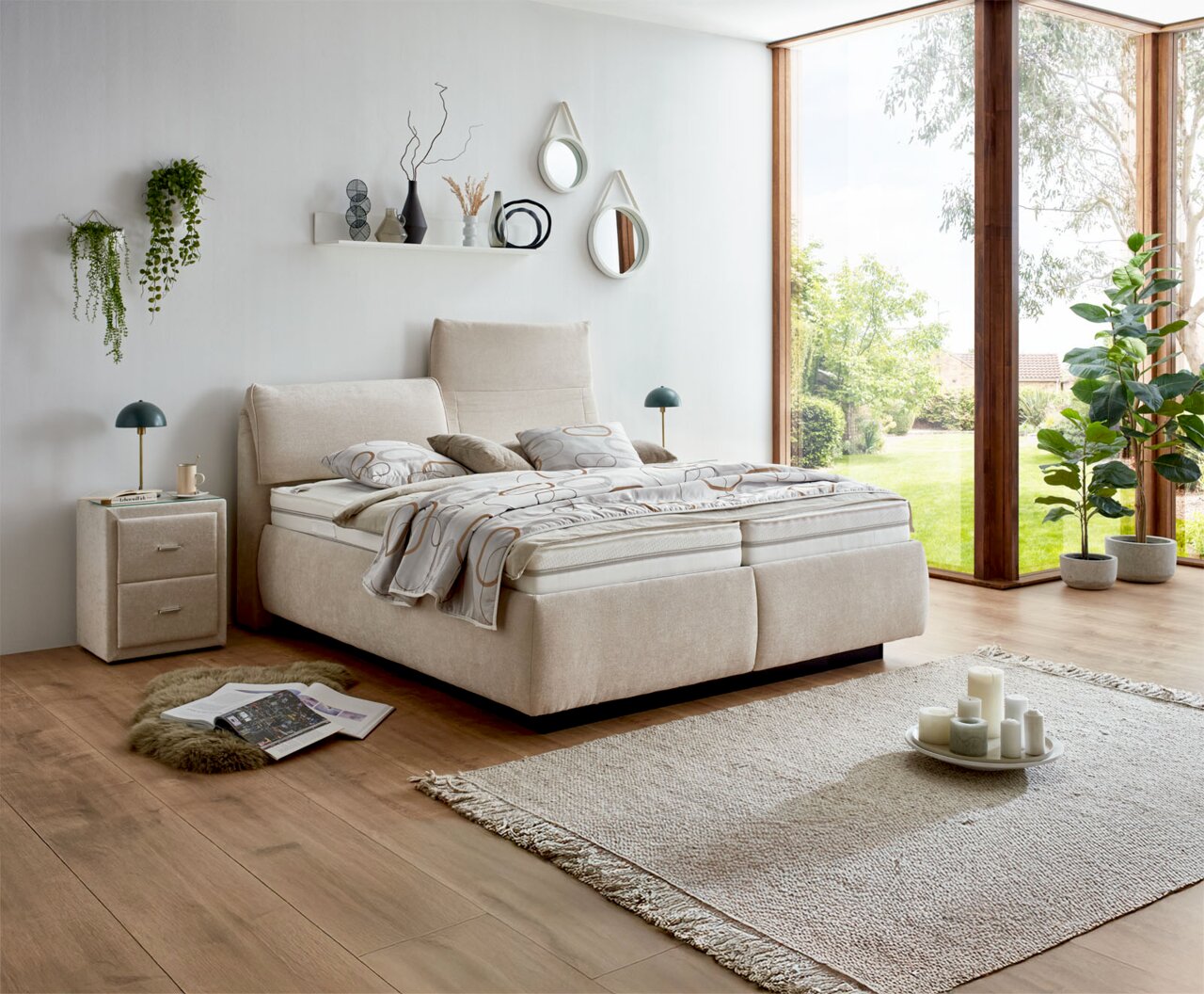 Modernes Polsterbett in einem hellen Schlafzimmer mit großen Fenstern, seitliche Perspektive