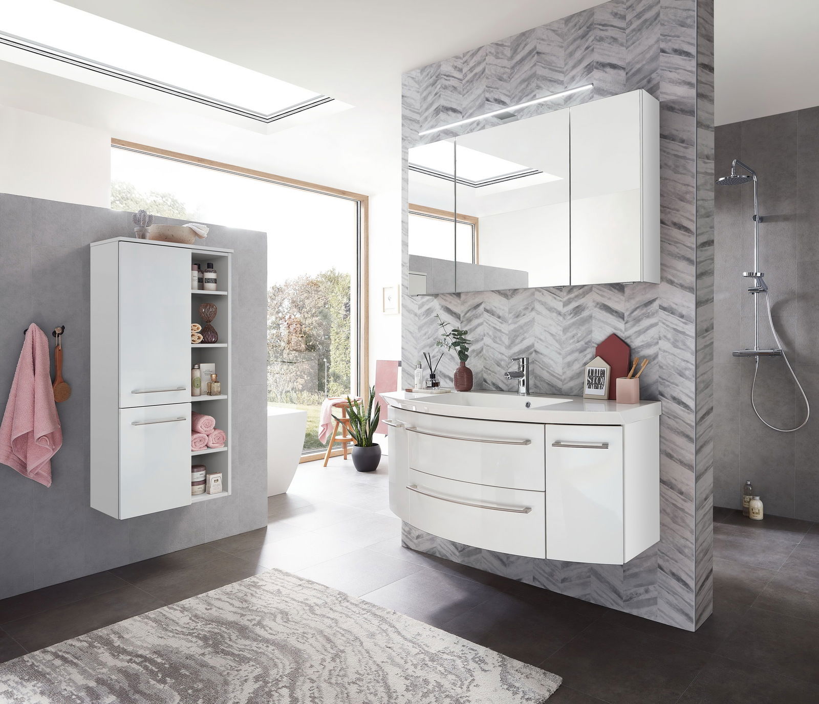 Moderne Badezimmerkombination mit Hängeschrank, Waschtisch und Spiegelschrank, seitliche Perspektive