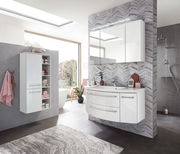 Moderne Badezimmerkombination mit Hängeschrank, Waschtisch und Spiegelschrank, seitliche Perspektive