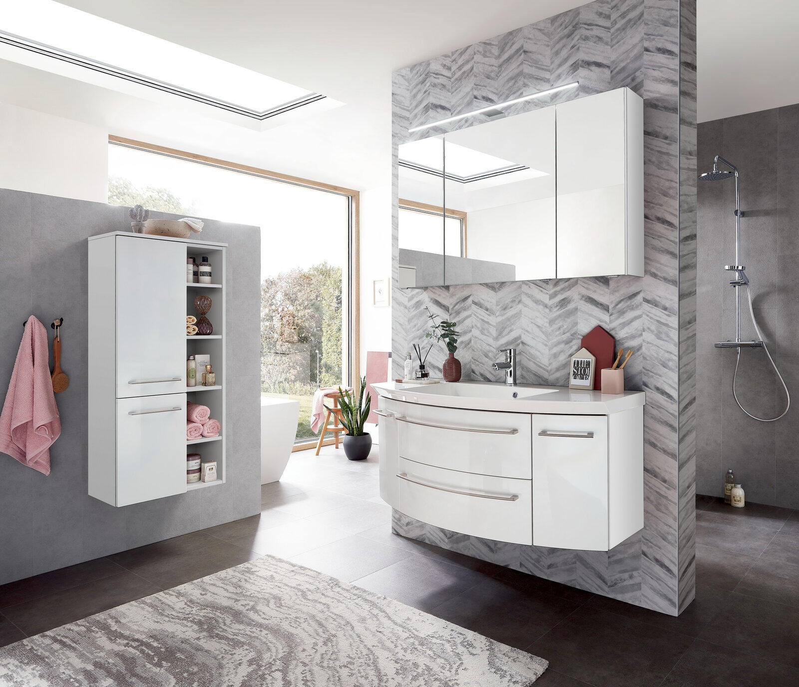 Moderne Badezimmerkombination mit Hängeschrank, Waschtisch und Spiegelschrank, seitliche Perspektive