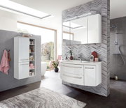 Moderne Badezimmerkombination mit Hängeschrank, Waschtisch und Spiegelschrank, seitliche Perspektive