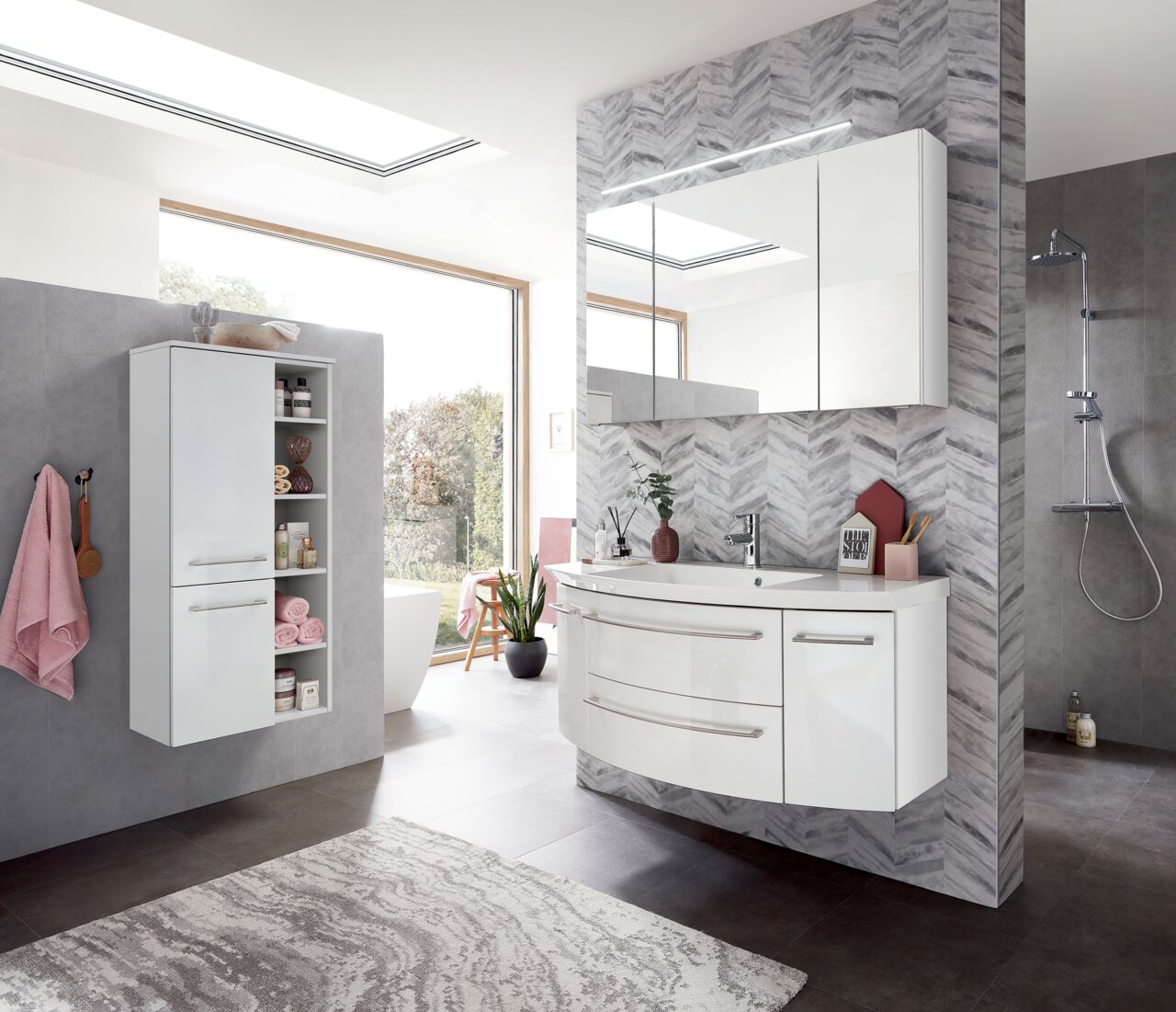 Sadena Badkombination 3-tlg. PLAKA Moderne Badezimmerkombination mit Hängeschrank, Waschtisch und Spiegelschrank, seitliche Perspektive