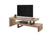 TV-Lowboard aus Holz mit Metallakzenten, darauf ein Fernseher, Fernbedienung und Dekoration. Perspektive von vorne.
