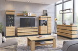 Moderne Wohnzimmermöbel in Holzoptik mit TV-Lowboard, Sideboard, Wandboard, Couchtisch und Vitrine in einem hellen Raum mit großen Fenstern, Perspektive von vorne.