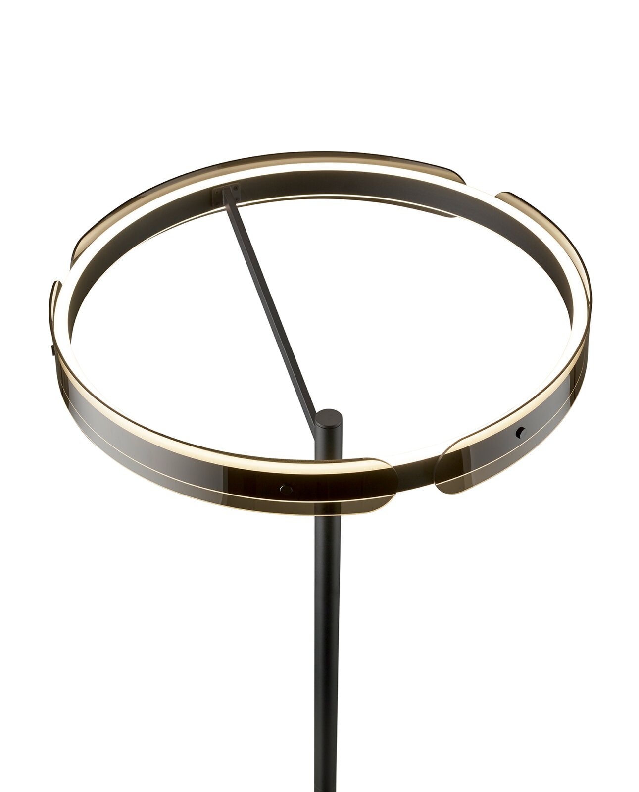Moderne LED-Stehleuchte mit ringförmigem Leuchtkörper in Schwarz mit warmweißem Licht, freigestellt auf weißem Hintergrund, Ansicht leicht von oben schräg