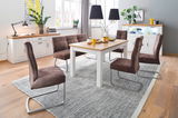 Esszimmer mit modernem Highboard, Esstisch und Stühlen in einem hellen Raum mit großen Fenstern, seitliche Perspektive.