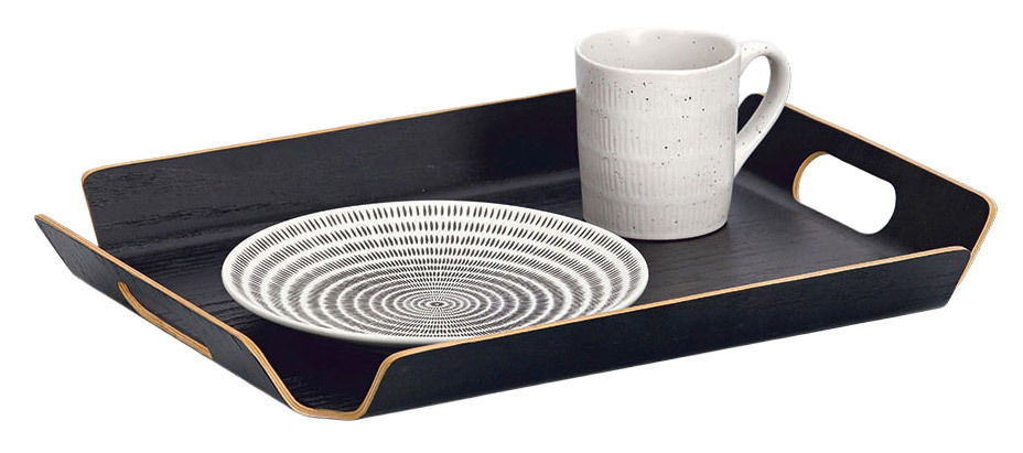 Schwarzes Serviertablett mit erhöhten Kanten, darauf eine weiße Tasse und ein Teller mit Muster, seitliche Perspektive.