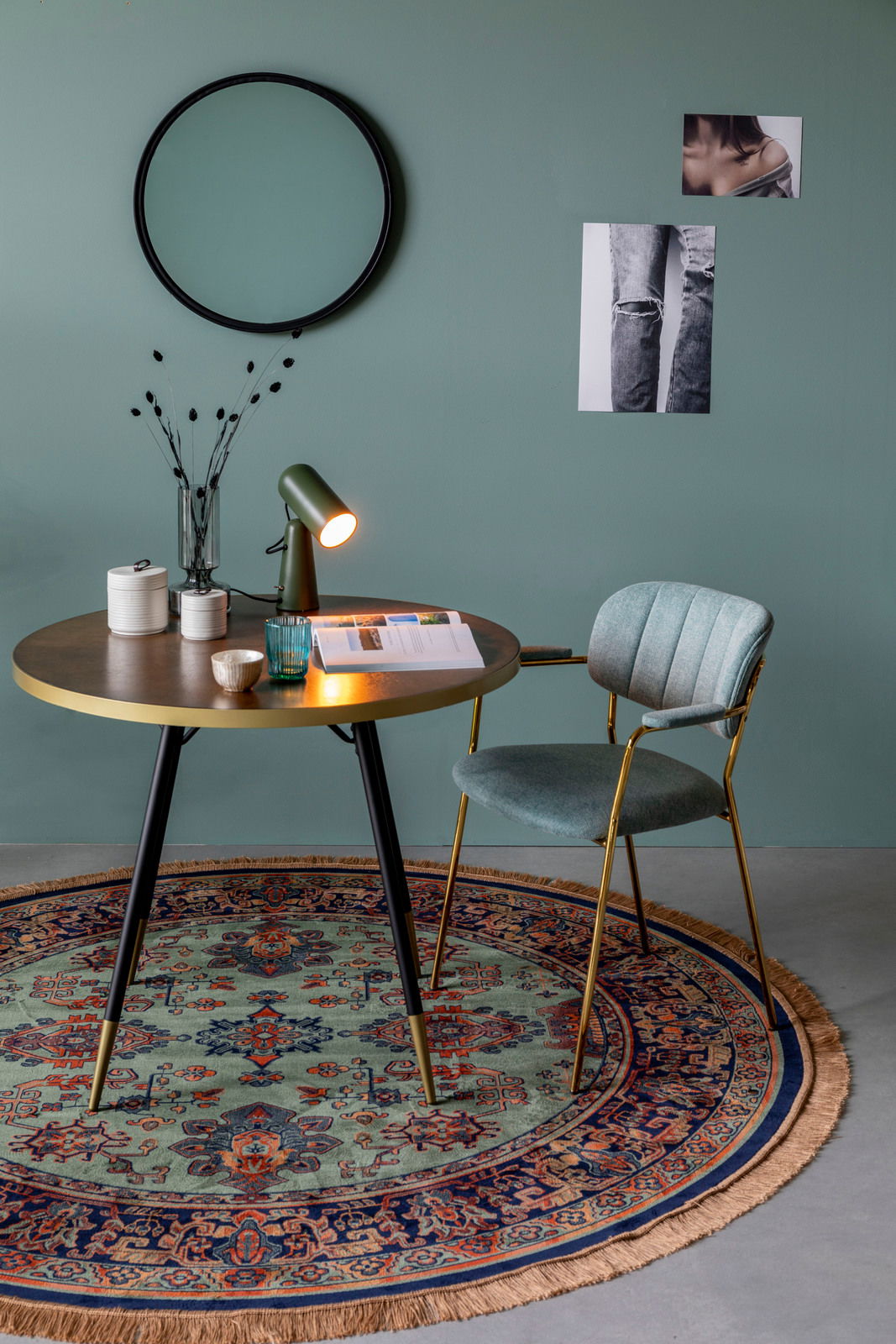 Runder Teppich mit orientalischem Muster in einem stilvoll eingerichteten Raum, aus der Vogelperspektive betrachtet.