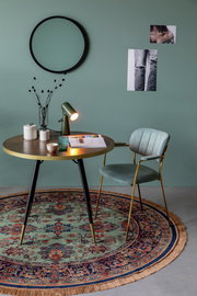 Runder Teppich mit orientalischem Muster in einem stilvoll eingerichteten Raum, aus der Vogelperspektive betrachtet.