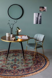 Runder Teppich mit orientalischem Muster in einem stilvoll eingerichteten Raum, aus der Vogelperspektive betrachtet.