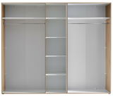 Großer Kleiderschrank mit offener Frontansicht, zeigt mehrere Regalböden und Kleiderstangen, ideal für die Organisation im Schlafzimmer.