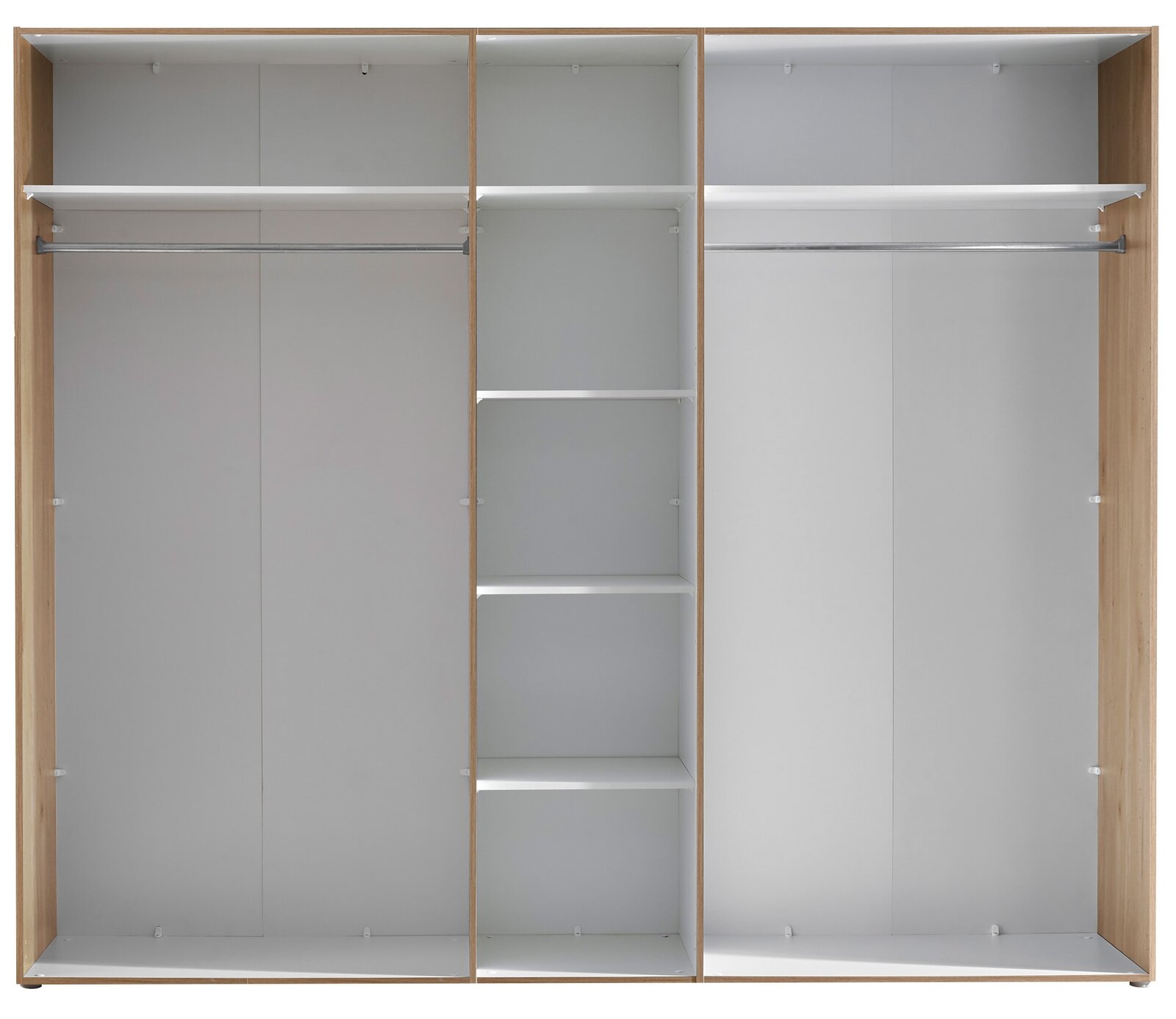 Großer Kleiderschrank mit offener Frontansicht, zeigt mehrere Regalböden und Kleiderstangen, ideal für die Organisation im Schlafzimmer.