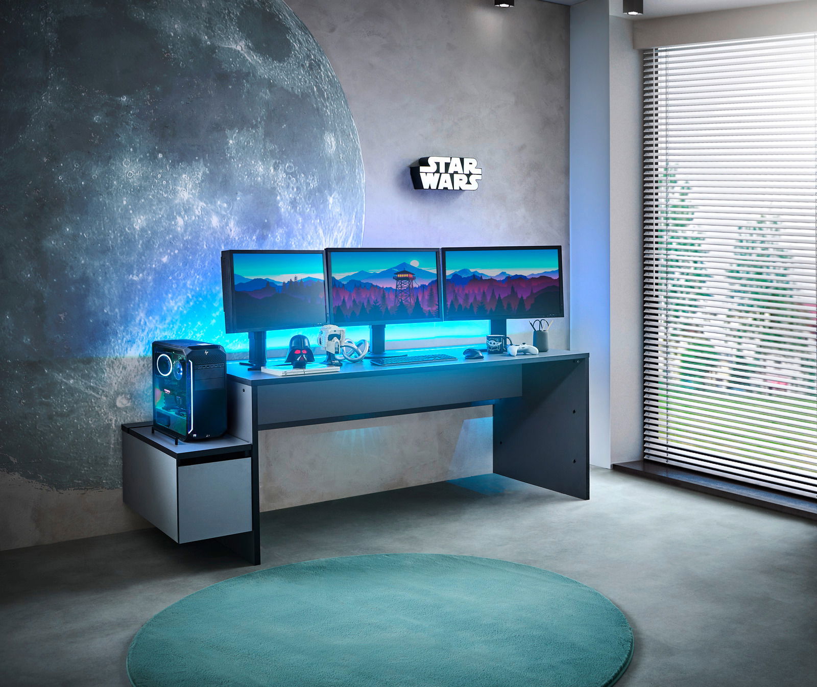 Novel Towerunit (Container) SUPERCHARGE Moderner Gamingtisch mit drei Monitoren, beleuchtetem Hintergrund und Towerunit, seitliche Perspektive.