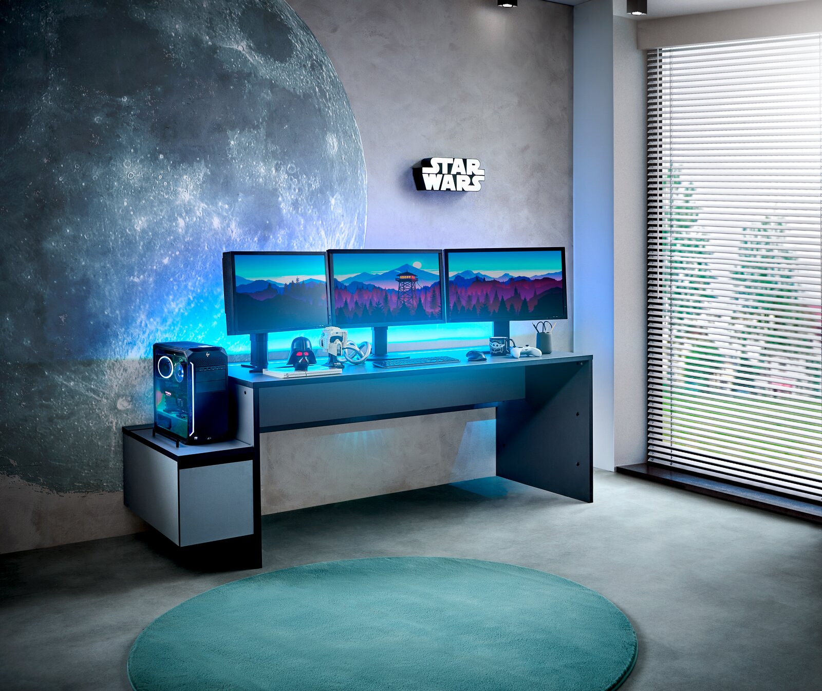 Moderner Gamingtisch mit drei Monitoren, beleuchtetem Hintergrund und Towerunit, seitliche Perspektive.