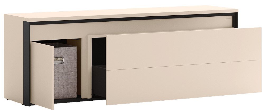 Moderne lage opbergkast in beige met zwart frame, met een grote lade en een klein deurtje open waardoor het opbergvak met stoffen mand zichtbaar is, schuin van voren gefotografeerd.