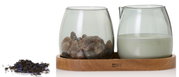 Milch- und Zucker Set Yuna auf einem Holztablett, seitliche Perspektive. Links ein Glas mit Kandiszucker, rechts ein Glas mit Milch.