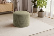 Runder, olivgrüner Cord-Sitzpouf auf hellem Teppich im Wohnzimmer, seitliche Perspektive