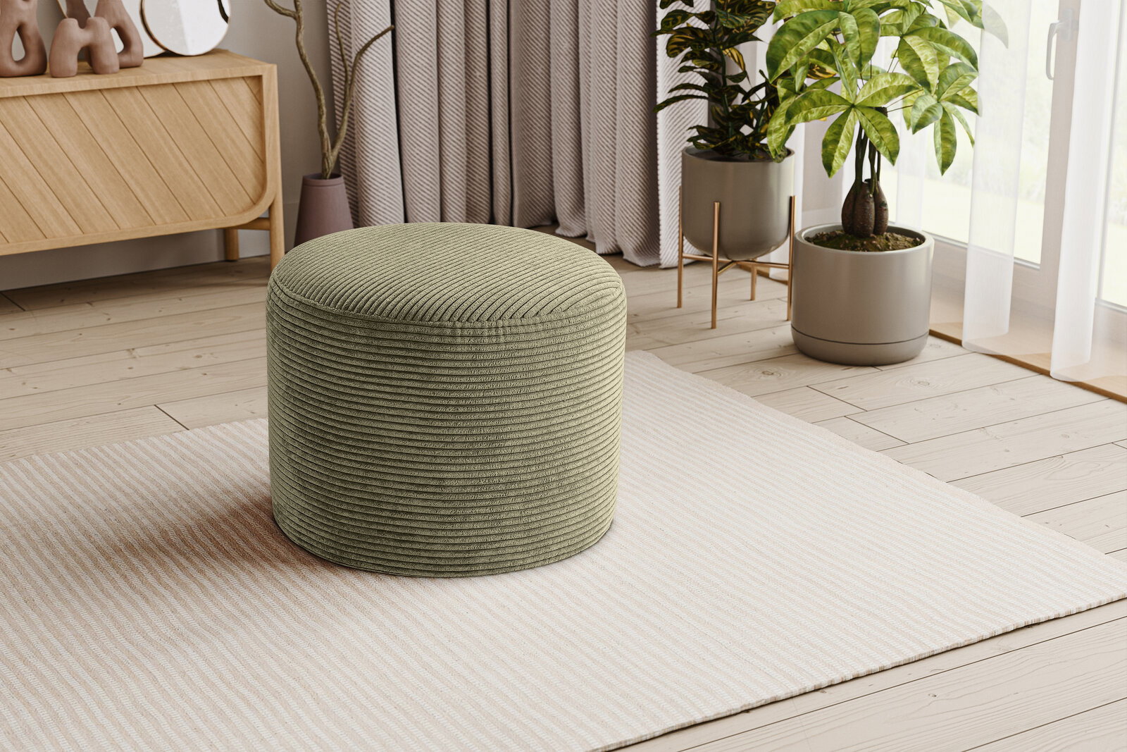 Runder, olivgrüner Cord-Sitzpouf auf hellem Teppich im Wohnzimmer, seitliche Perspektive
