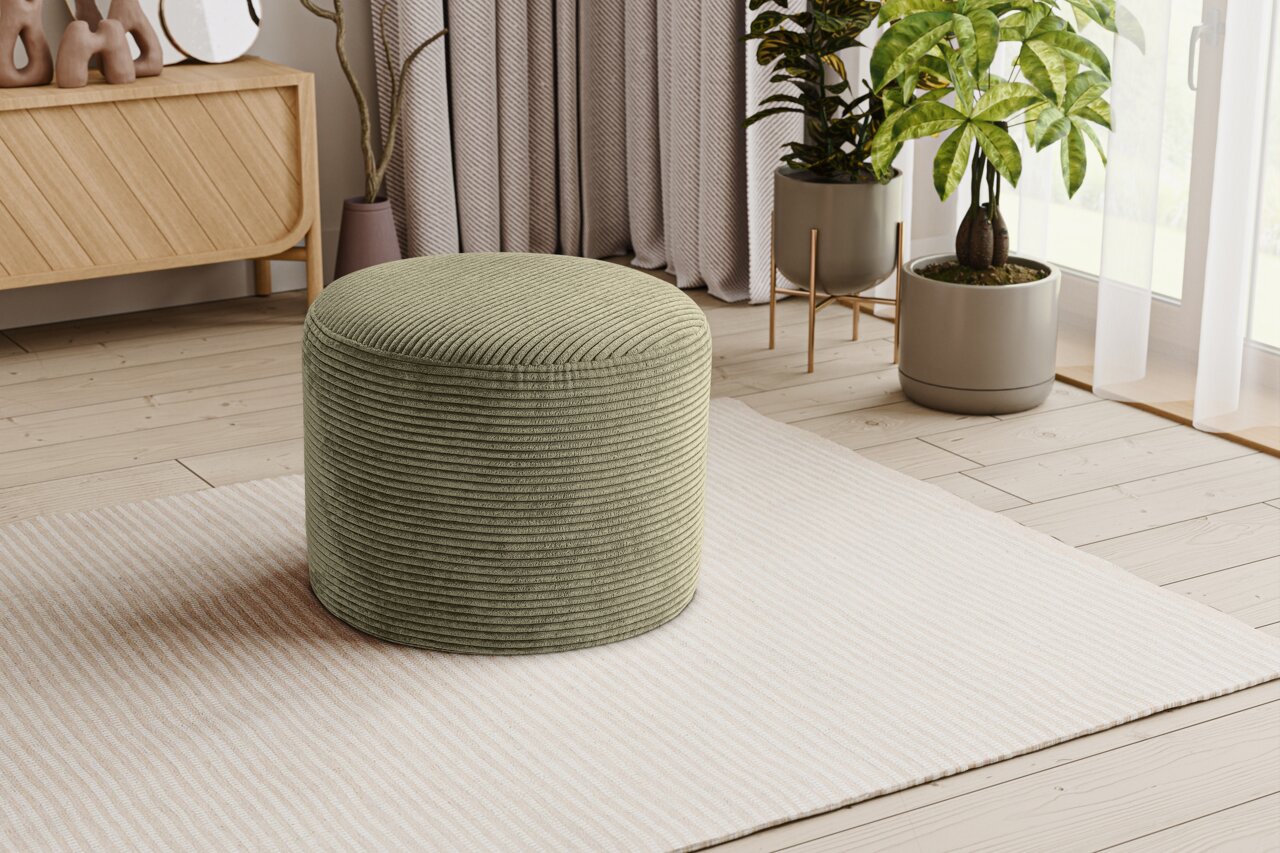 MID.YOU Hocker klein KOLO Runder, olivgrüner Cord-Sitzpouf auf hellem Teppich im Wohnzimmer, seitliche Perspektive