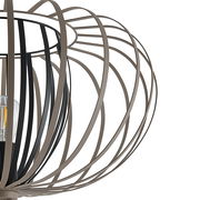 Nahaufnahme einer modernen Stehleuchte mit einem kugelförmigen, offenen Metallrahmen in Schwarz und Braun.