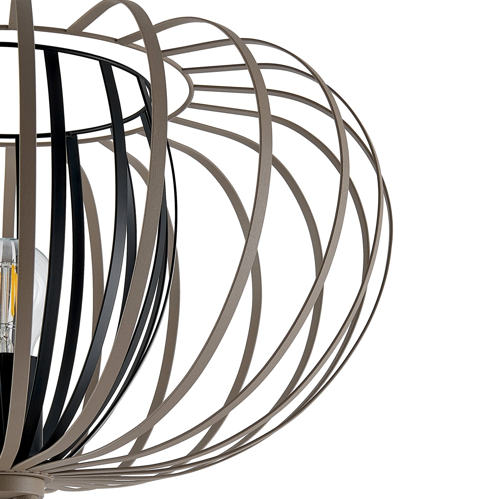 Close-up van een moderne staande lamp met een bolvormig, open metalen frame in zwart en bruin.