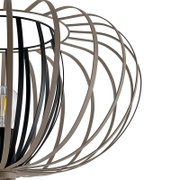 Close-up van een moderne staande lamp met een bolvormig, open metalen frame in zwart en bruin.