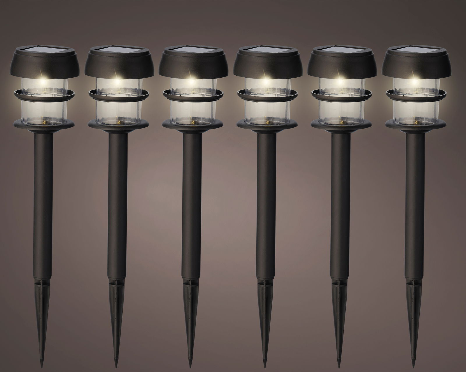 Sechs schwarze Solar-Stabbeleuchten aus Plastik in einer frontalen Ansicht, die gleichmäßig leuchten.