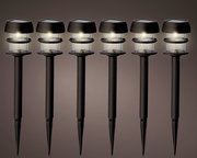 Sechs schwarze Solar-Stabbeleuchten aus Plastik in einer frontalen Ansicht, die gleichmäßig leuchten.