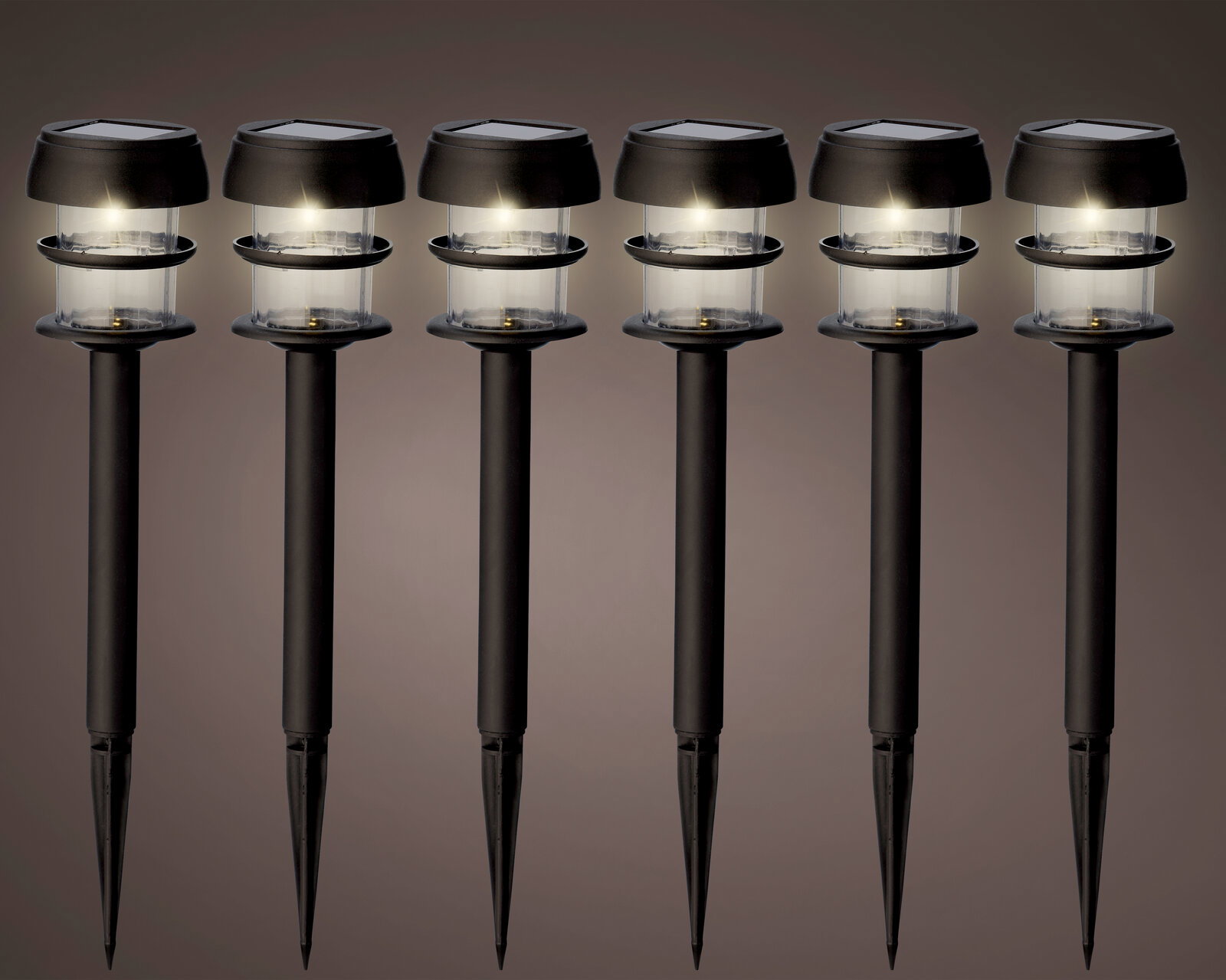 Sechs schwarze Solar-Stabbeleuchten aus Plastik in einer frontalen Ansicht, die gleichmäßig leuchten.