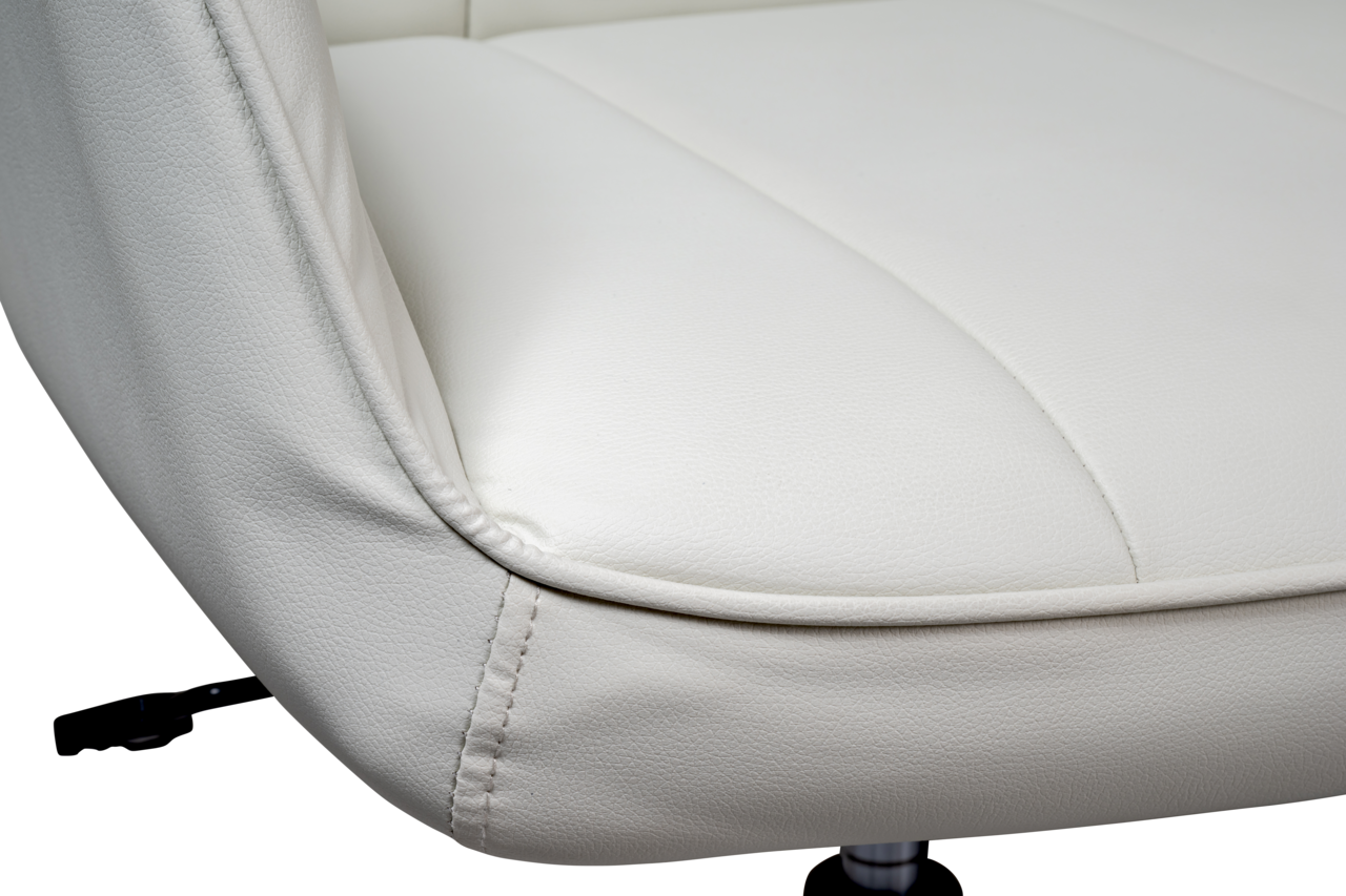 Nahaufnahme eines weißen Drehstuhlsitzes aus Leder, seitliche Perspektive