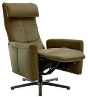 Bequemer Relaxsessel in braunem Leder, seitliche Perspektive, mit verstellbarer Rückenlehne und Fußstütze auf einem stabilen Drehfuß.