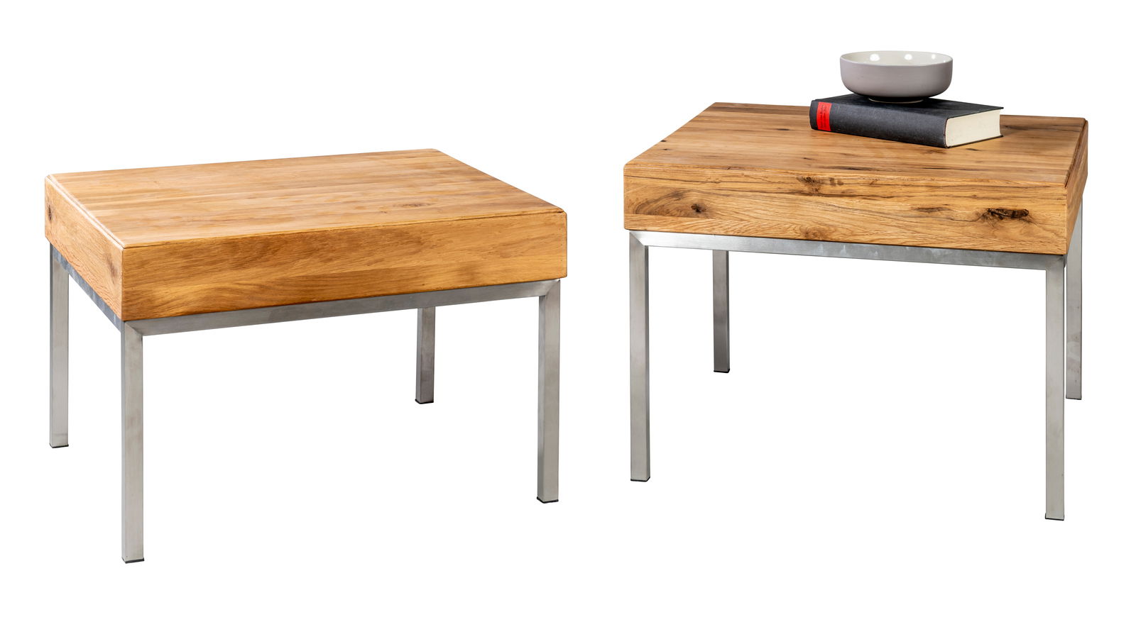 Z2 Beistelltisch (2er-Set) SPACE Zwei Beistelltische im Set, aus Holz mit Metallbeinen, in seitlicher Perspektive fotografiert. Einer der Tische ist mit einer Schale und einem Buch dekoriert.
