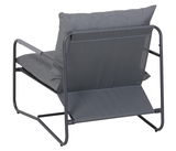 Rückansicht eines modernen Lounge-Stuhls mit grauem Metallrahmen und grauen Kissen.