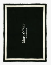 Schwarze Marc O'Polo Decke mit weißem Rand und vertikalem Logo, Draufsicht