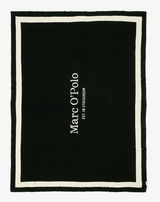 Schwarze Marc O'Polo Decke mit weißem Rand und vertikalem Logo, Draufsicht