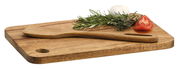 Schneidebrett aus Akazienholz mit Kräutern, Knoblauch und Tomate, seitliche Perspektive