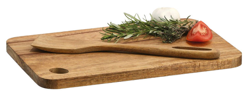 Schneidebrett aus Akazienholz mit Kräutern, Knoblauch und Tomate, seitliche Perspektive