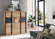 Moderne Holz-Kommode mit schwarzen Akzenten und offenen Fach, im Wohnzimmer dekoriert, Frontalansicht