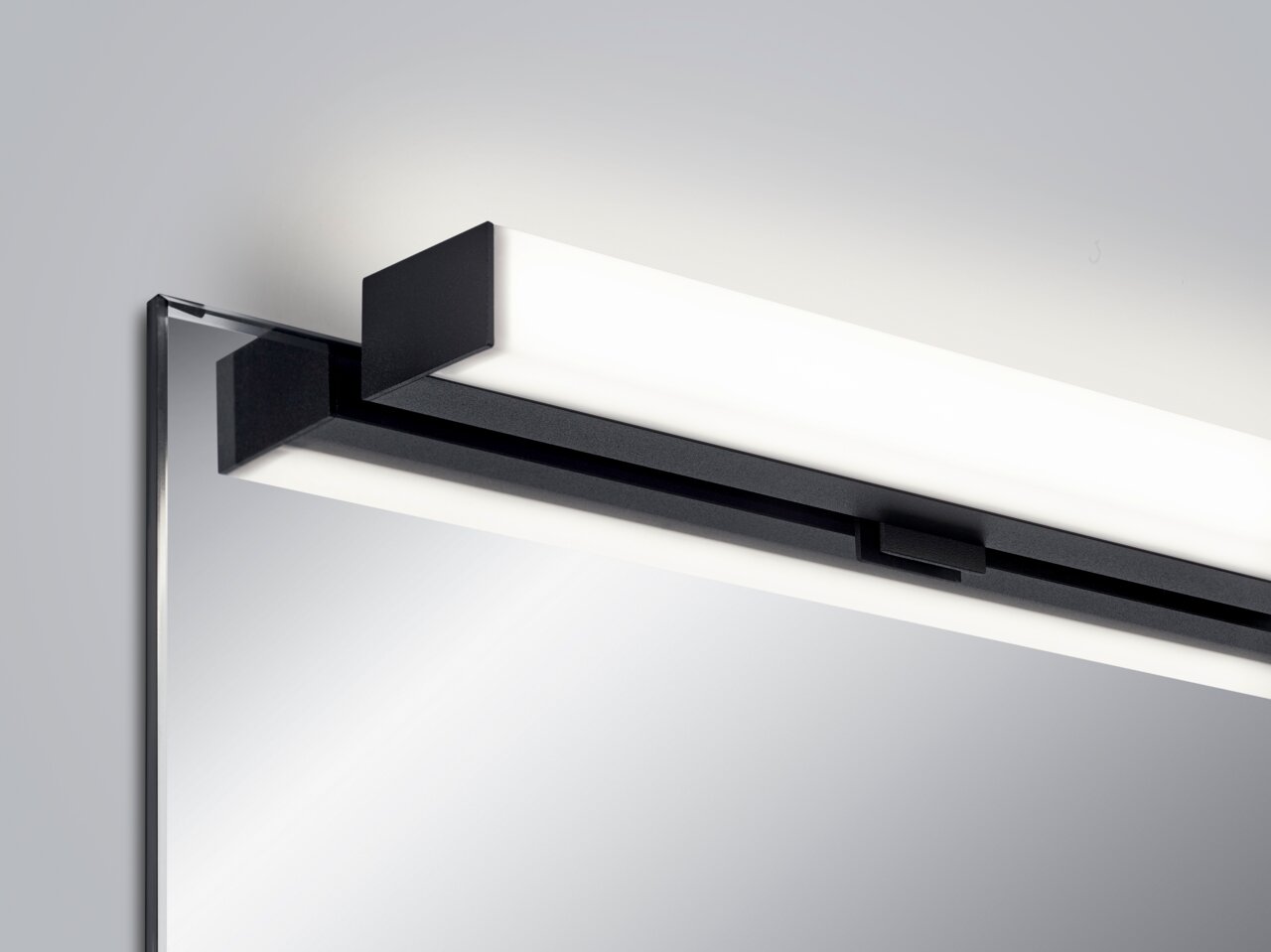 Moderne Wandleuchte LADO-S in schwarzem Design, seitliche Perspektive
