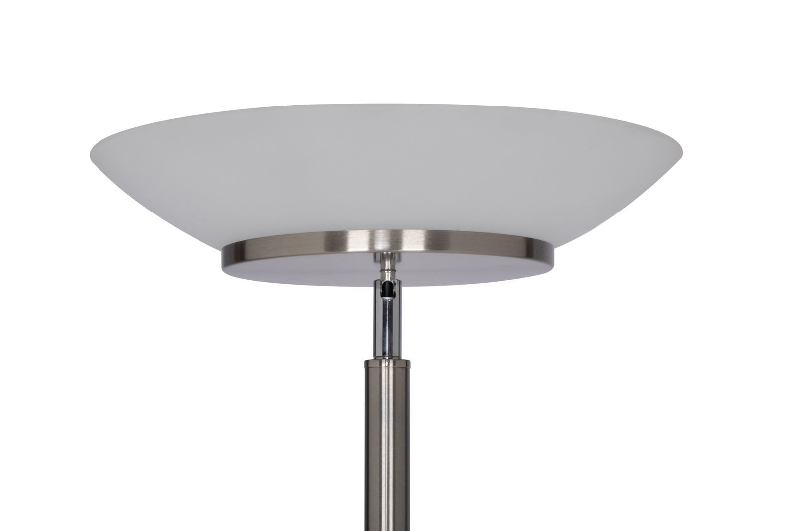 Nahaufnahme einer modernen LED-Stehleuchte mit einem runden, weißen Lampenschirm und einem silbernen Ständer, von unten fotografiert.