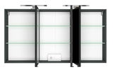Spiegelschrank mit drei Türen, teilweise geöffnet, mit Glasregalen und integrierter Steckdose, Frontalansicht