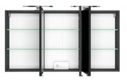 Spiegelschrank mit drei Türen, teilweise geöffnet, mit Glasregalen und integrierter Steckdose, Frontalansicht