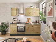 Moderne Küchenzeile in Holzoptik mit Herd, Dunstabzugshaube und Spüle, umgeben von Pflanzen und Dekorationen, aus der Perspektive eines gemütlichen Wohnraums.